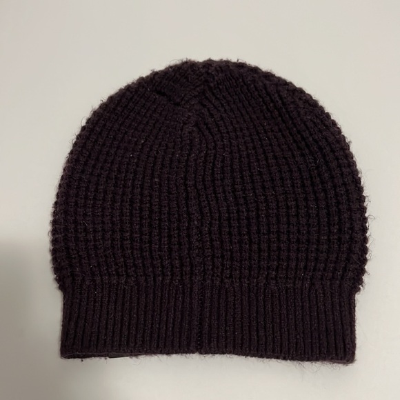 Aritzia TNA One size burgundy winter beanie - Picture 3 of 6